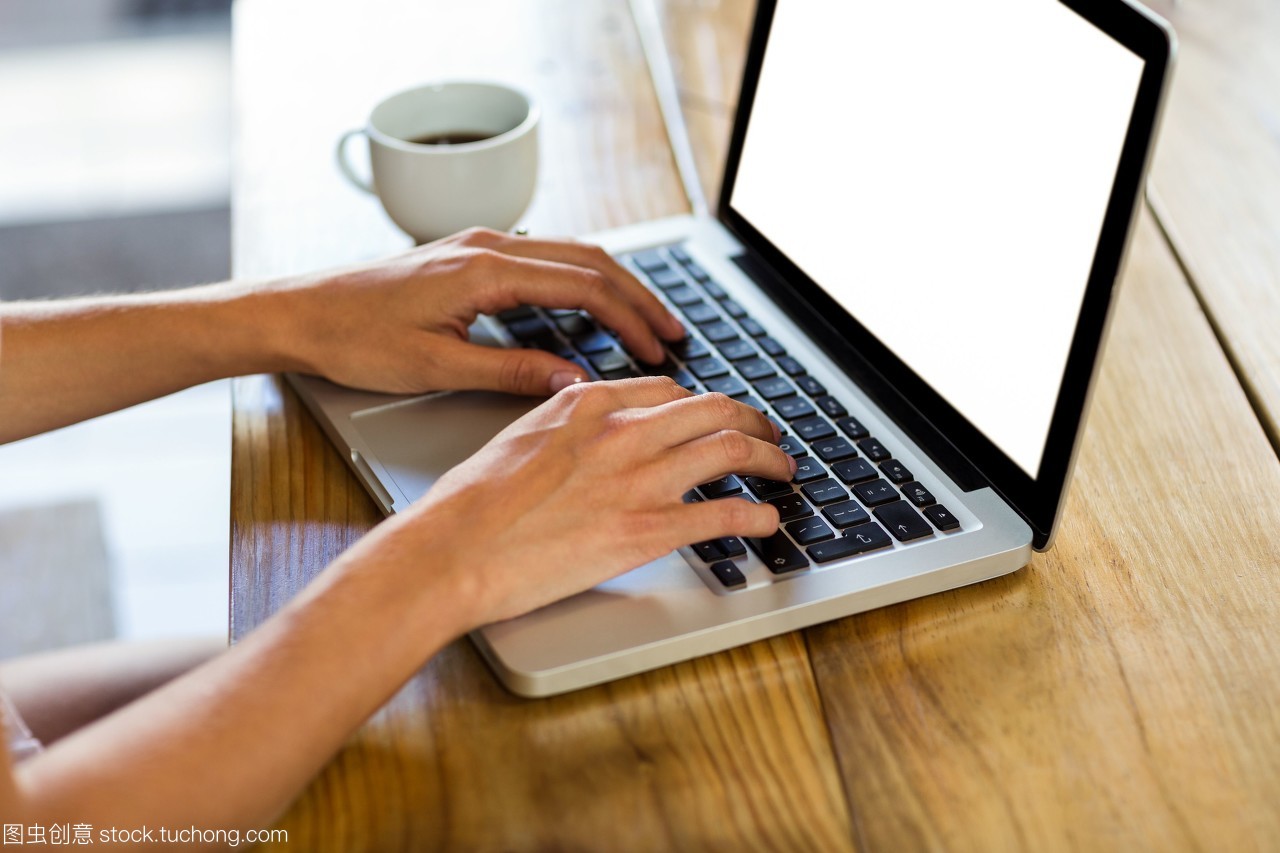 数字时代的女性力量 笔记本电脑前的职场女性